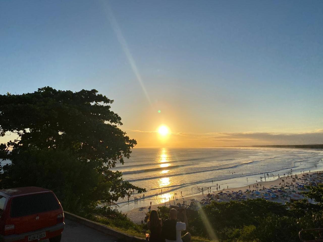 Prainha com roupa de cama e banho