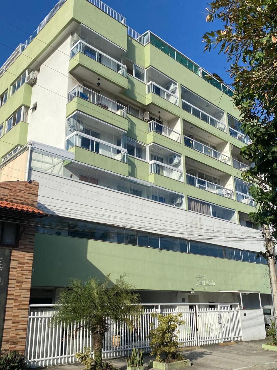 Prainha com roupa de cama e banho