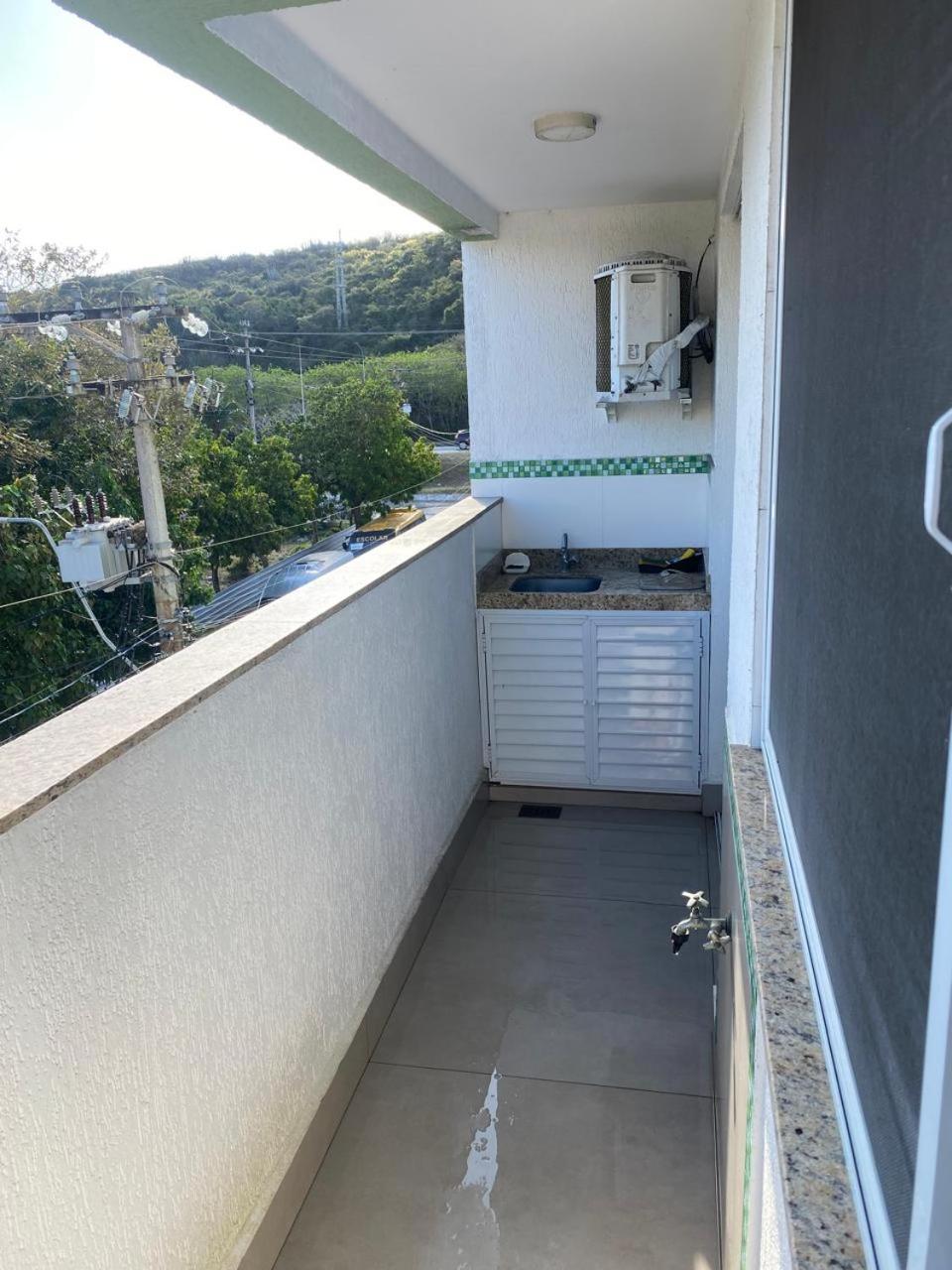 Prainha com roupa de cama e banho