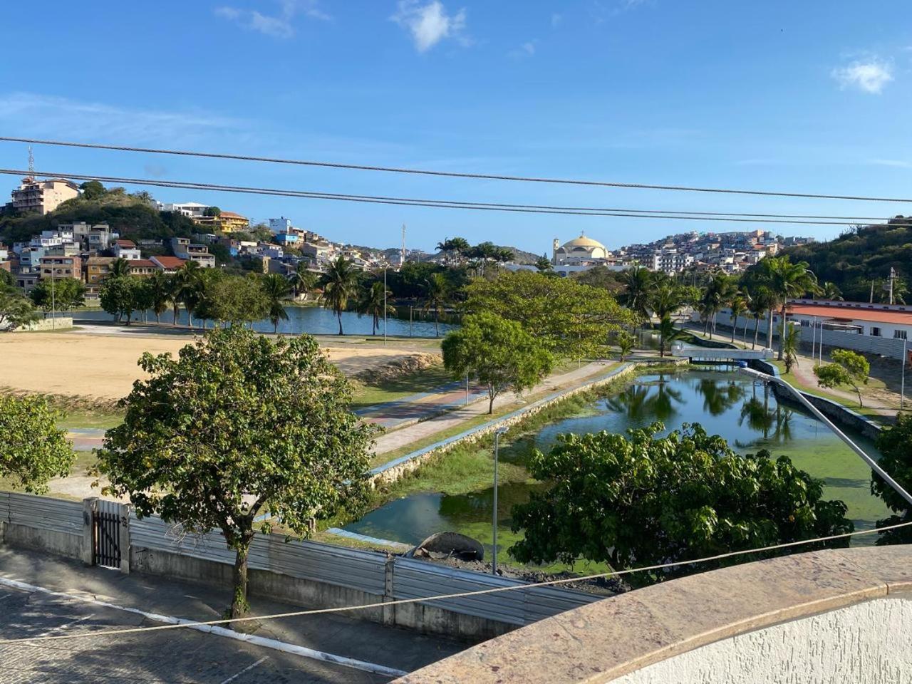 Prainha com roupa de cama e banho