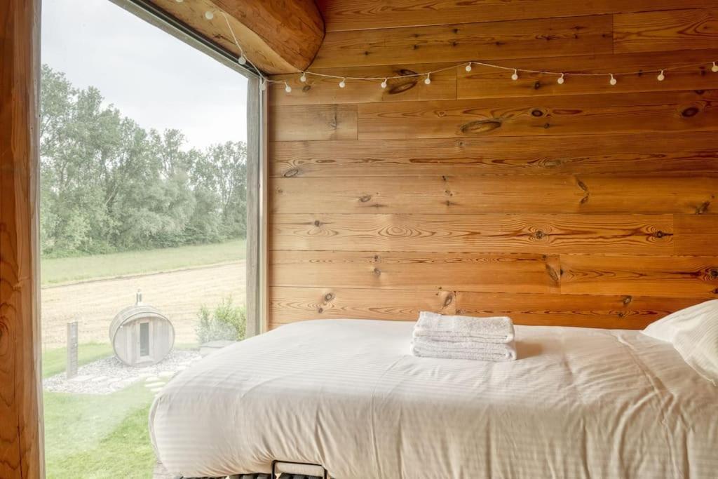Cozy 4-Bedroom Chalet with Outdoor Spa in Zottegem