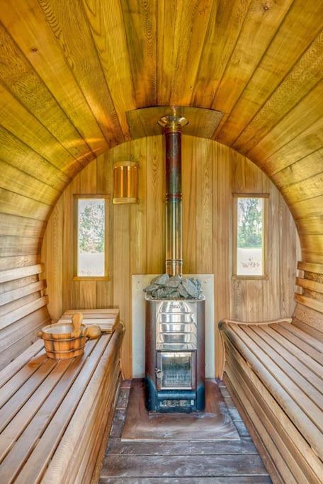 Cozy 4-Bedroom Chalet with Outdoor Spa in Zottegem