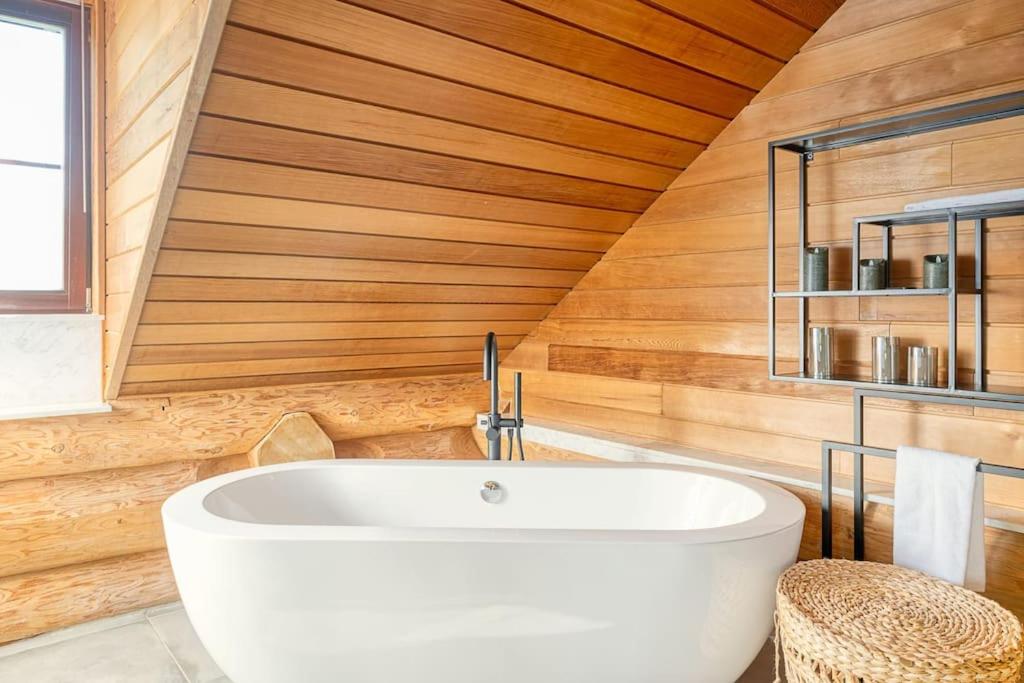 Cozy 4-Bedroom Chalet with Outdoor Spa in Zottegem