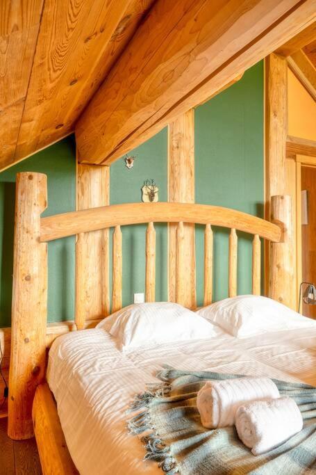 Cozy 4-Bedroom Chalet with Outdoor Spa in Zottegem