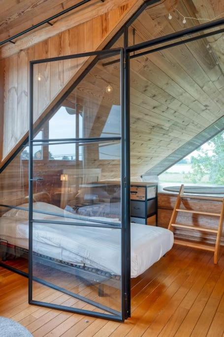 Cozy 4-Bedroom Chalet with Outdoor Spa in Zottegem