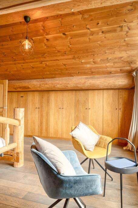 Cozy 4-Bedroom Chalet with Outdoor Spa in Zottegem