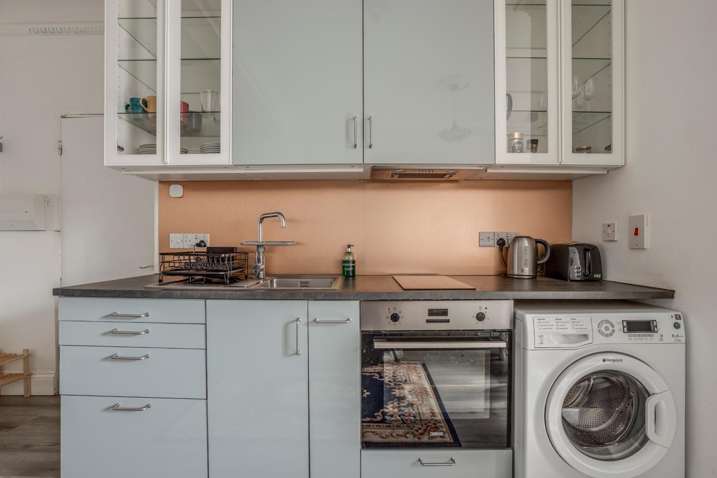 Bright 2-Bed in Wimbledon - 3 min Walk to Tube
