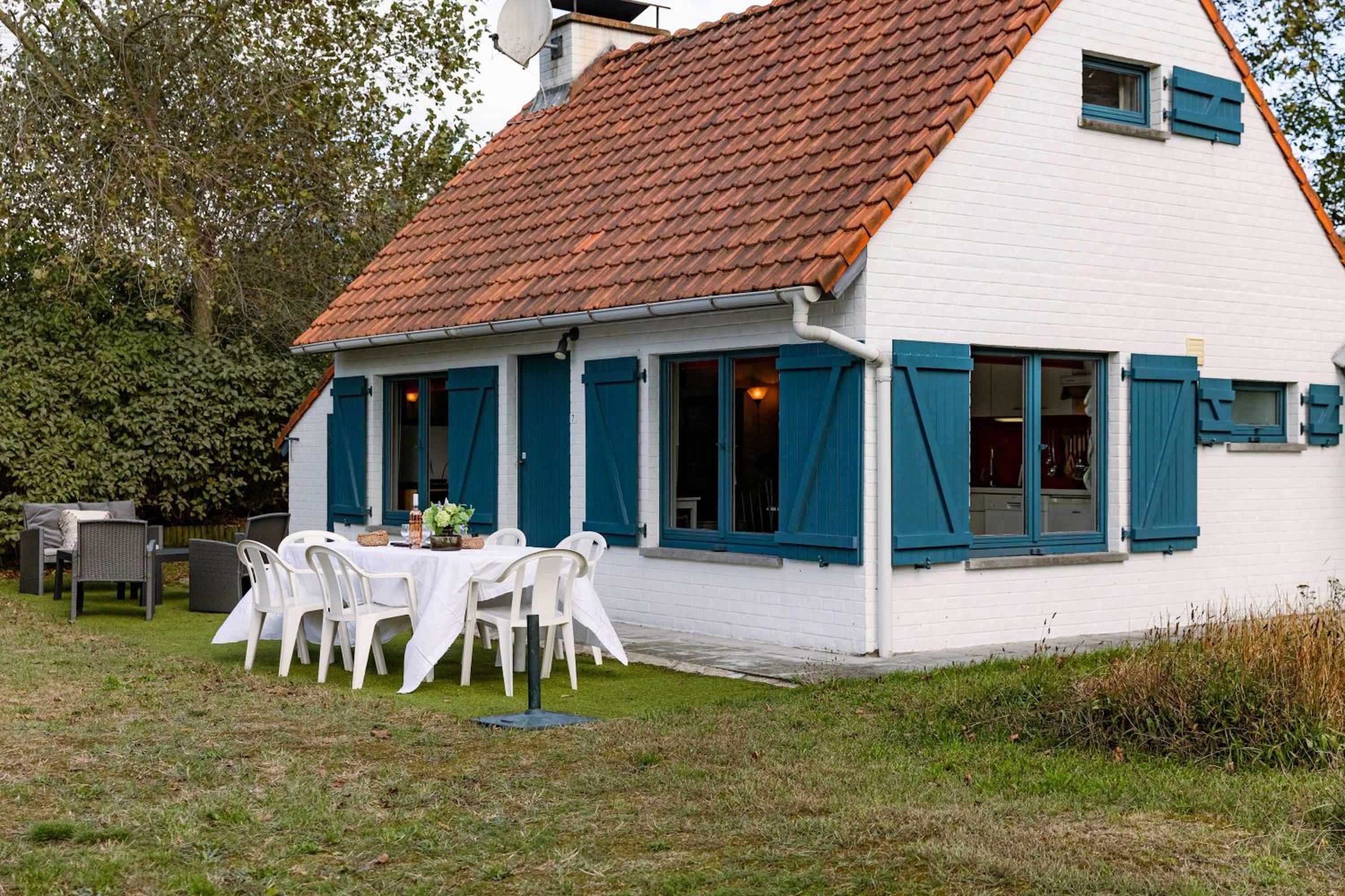 Cosy bungalow near the sea with car & bike parking