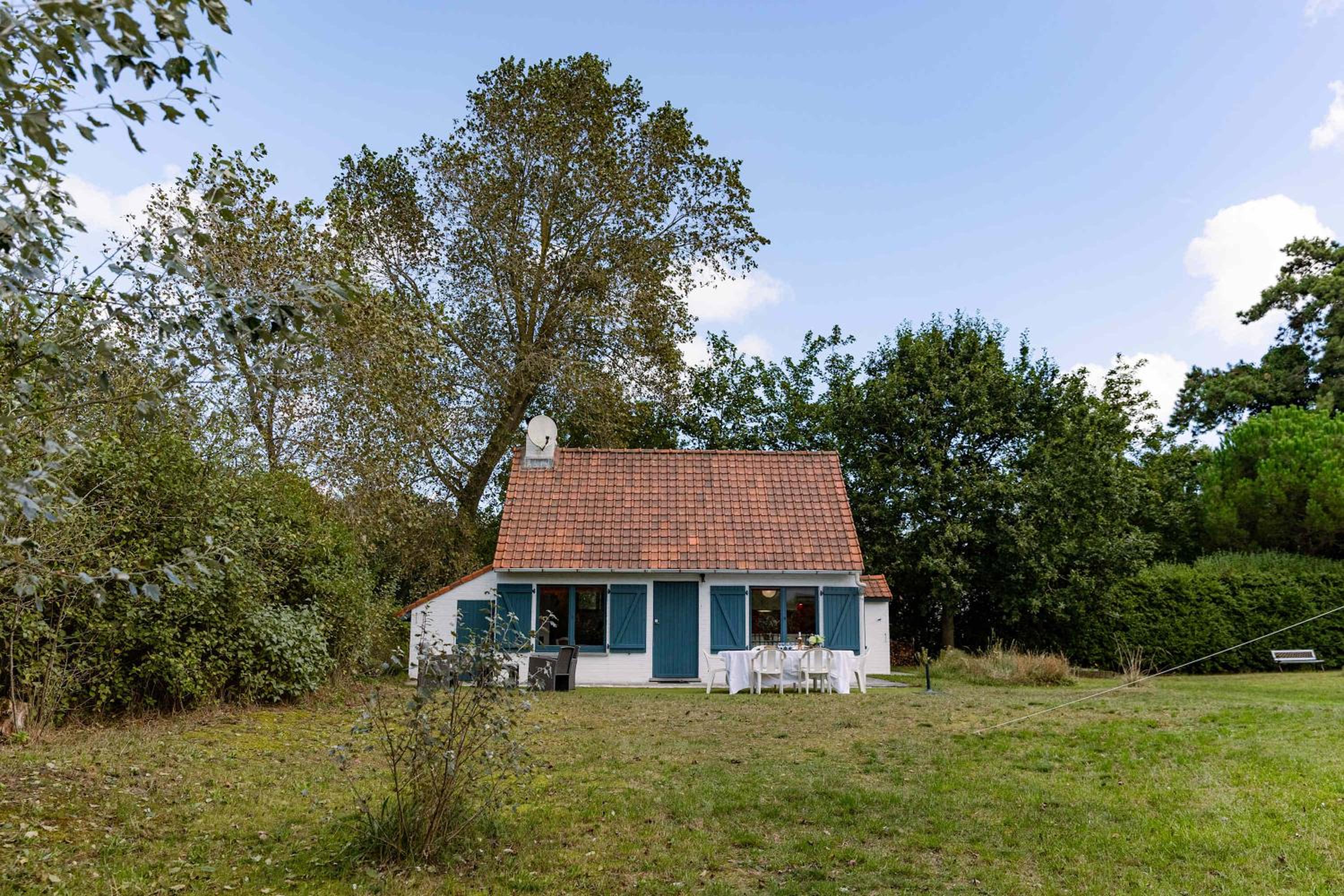 Cosy bungalow near the sea with car & bike parking