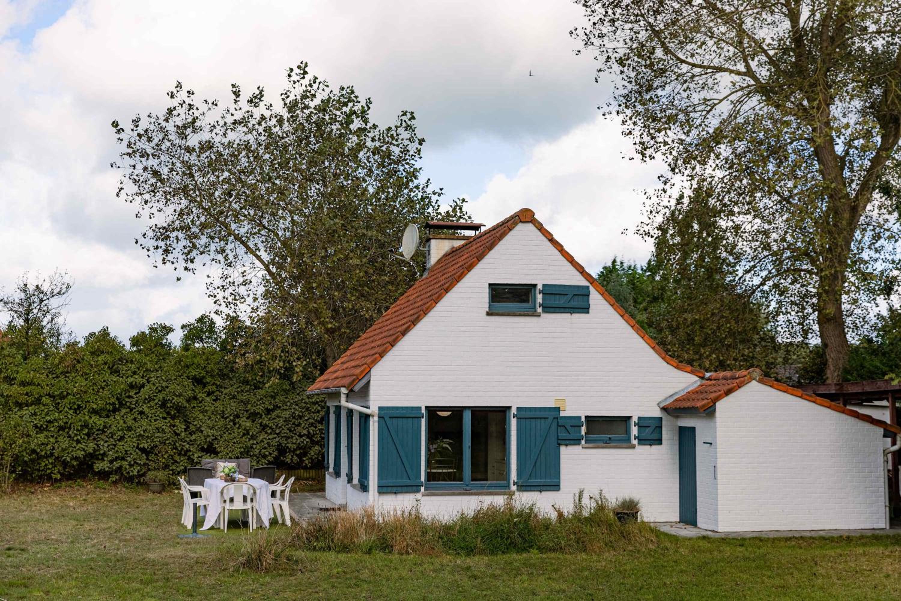 Cosy bungalow near the sea with car & bike parking