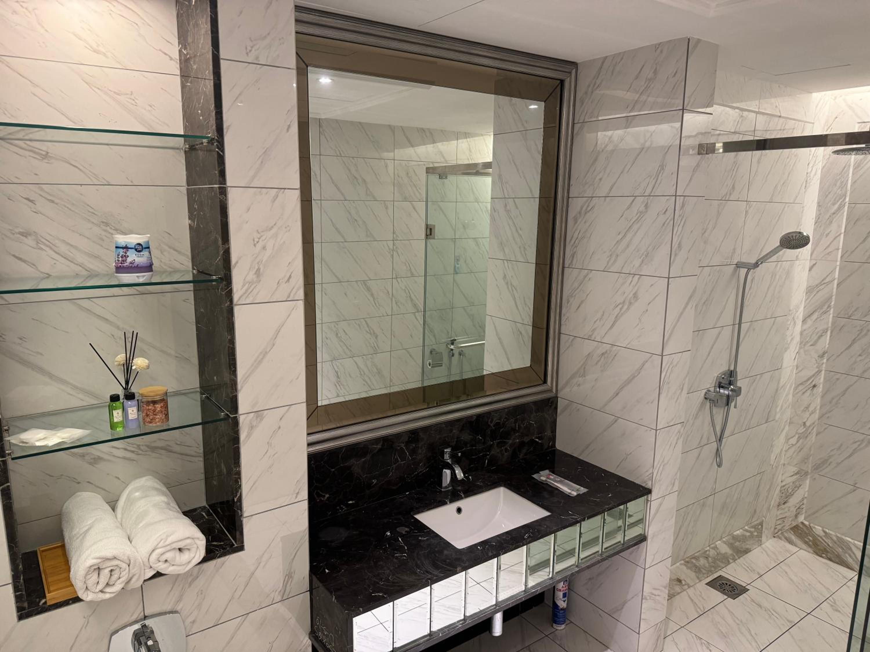 Dorsett Residence Sri Hartamas by Chengal with Bathtub, Rooftop Pool, KL City Centre, Round the Clock Security, Netflix, Youtube, Free Parking