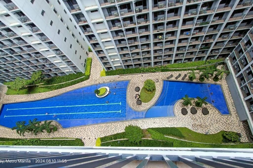 Modern Rustic 1-Bed Condo in MoA Complex