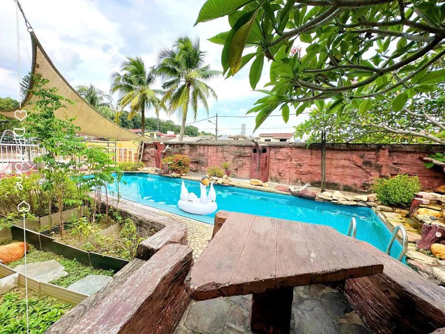 Grand Retreat in OUG 18 PAX Private Pool Paradise