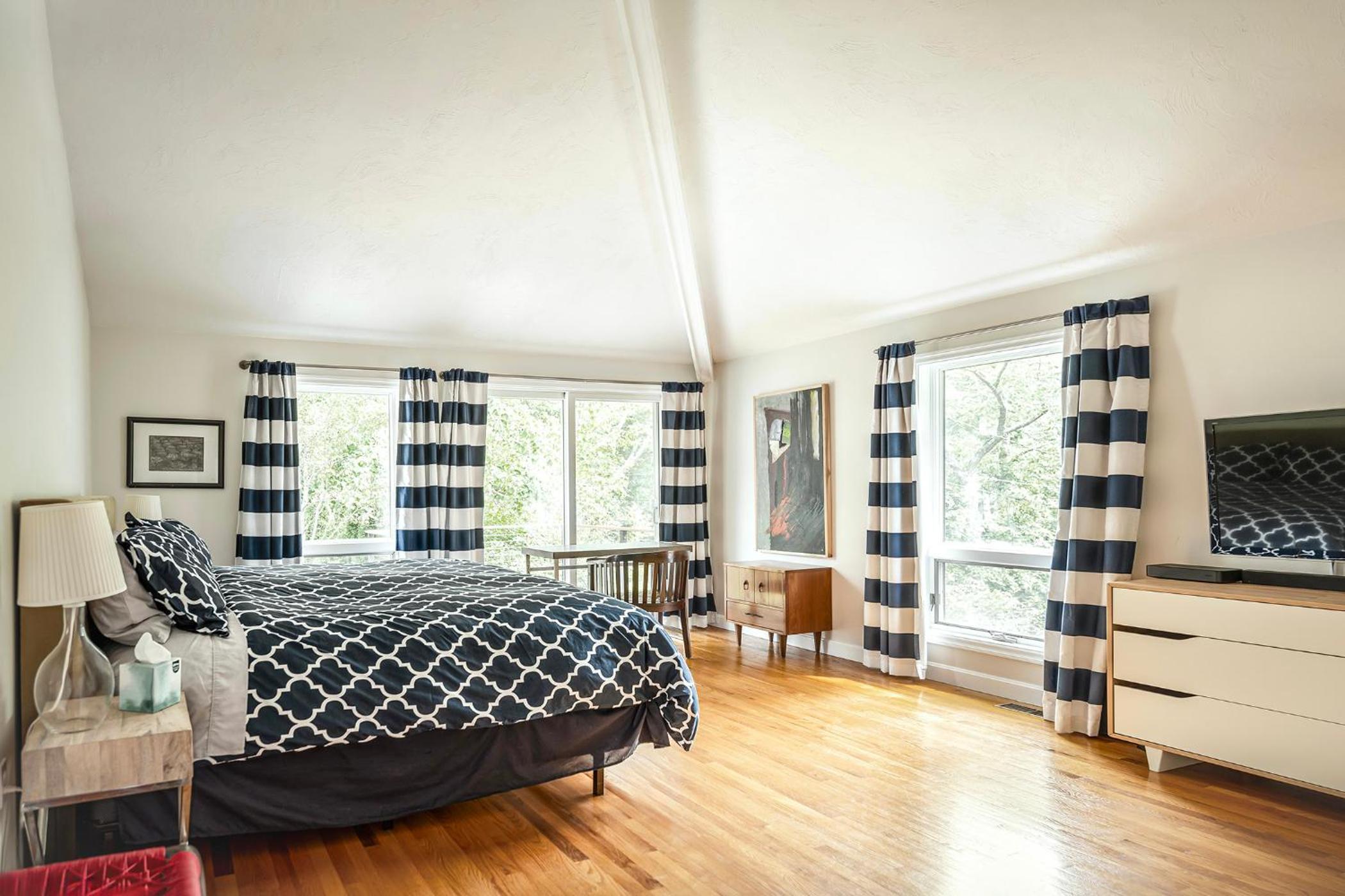 PREMIUM PROPERTY - Private 2-Acre Retreat - MODERN 4 Bedrooms - See Video Tour view 5