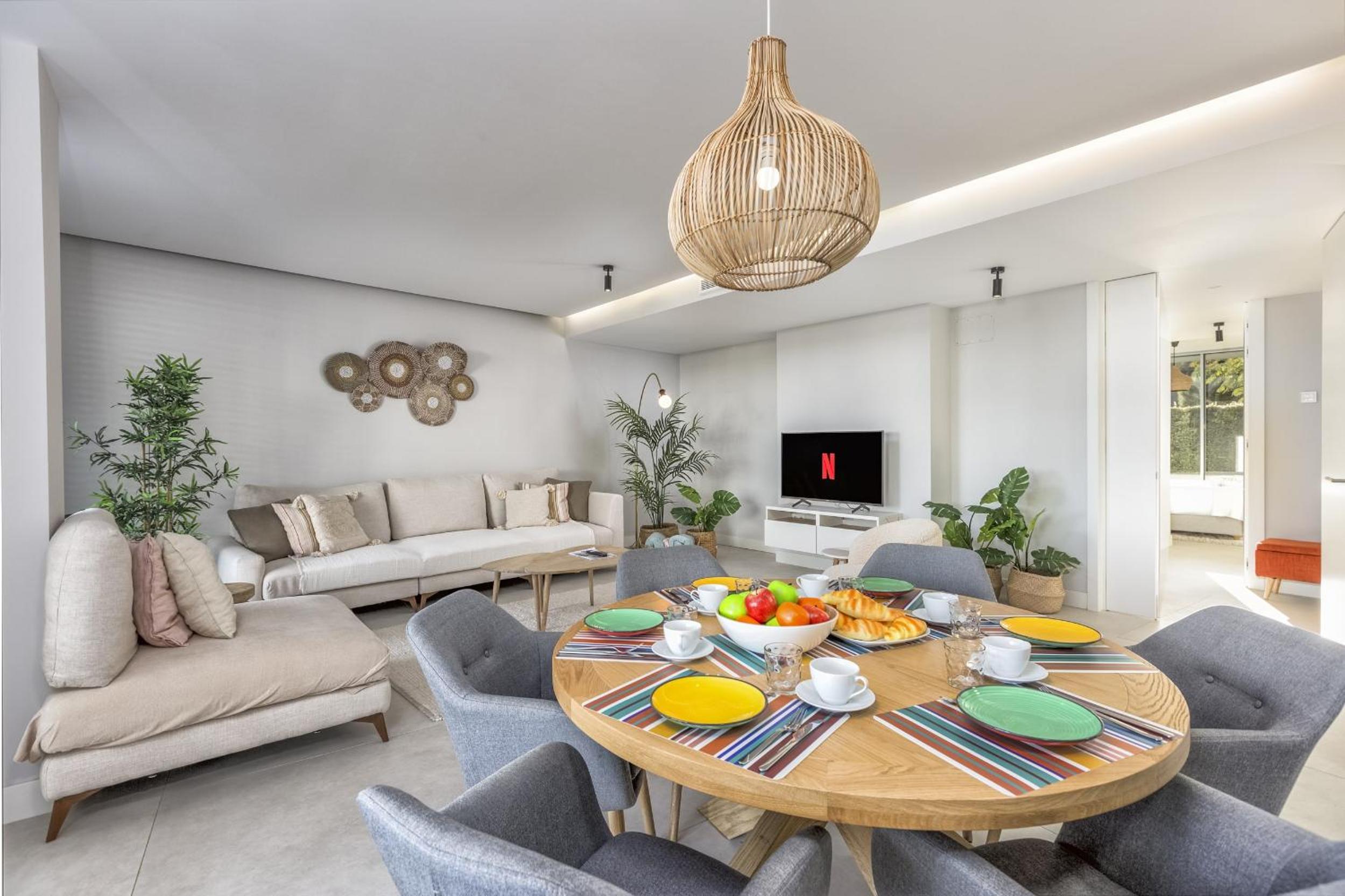 ViVi Homes - Alessio Pool, Sauna, Spa, Gym & Beach