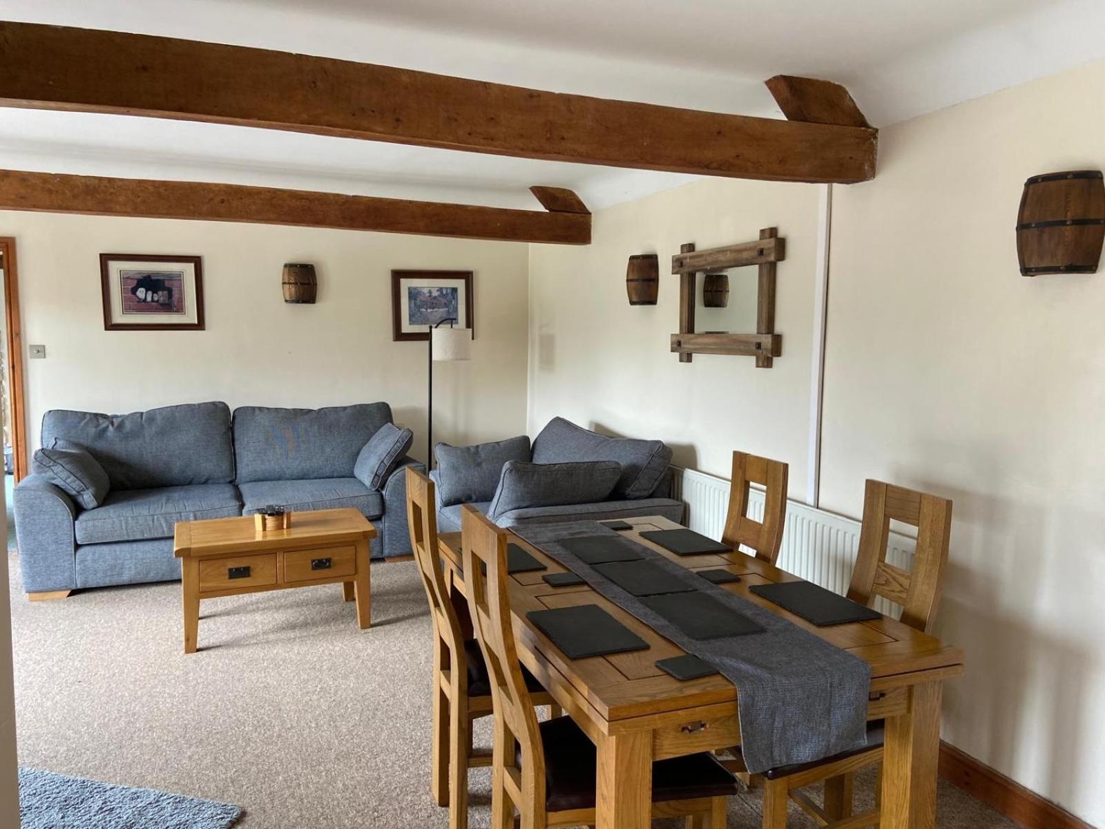 Stable Cottage, Old Mill Farm, Cotswold Water Park view 3