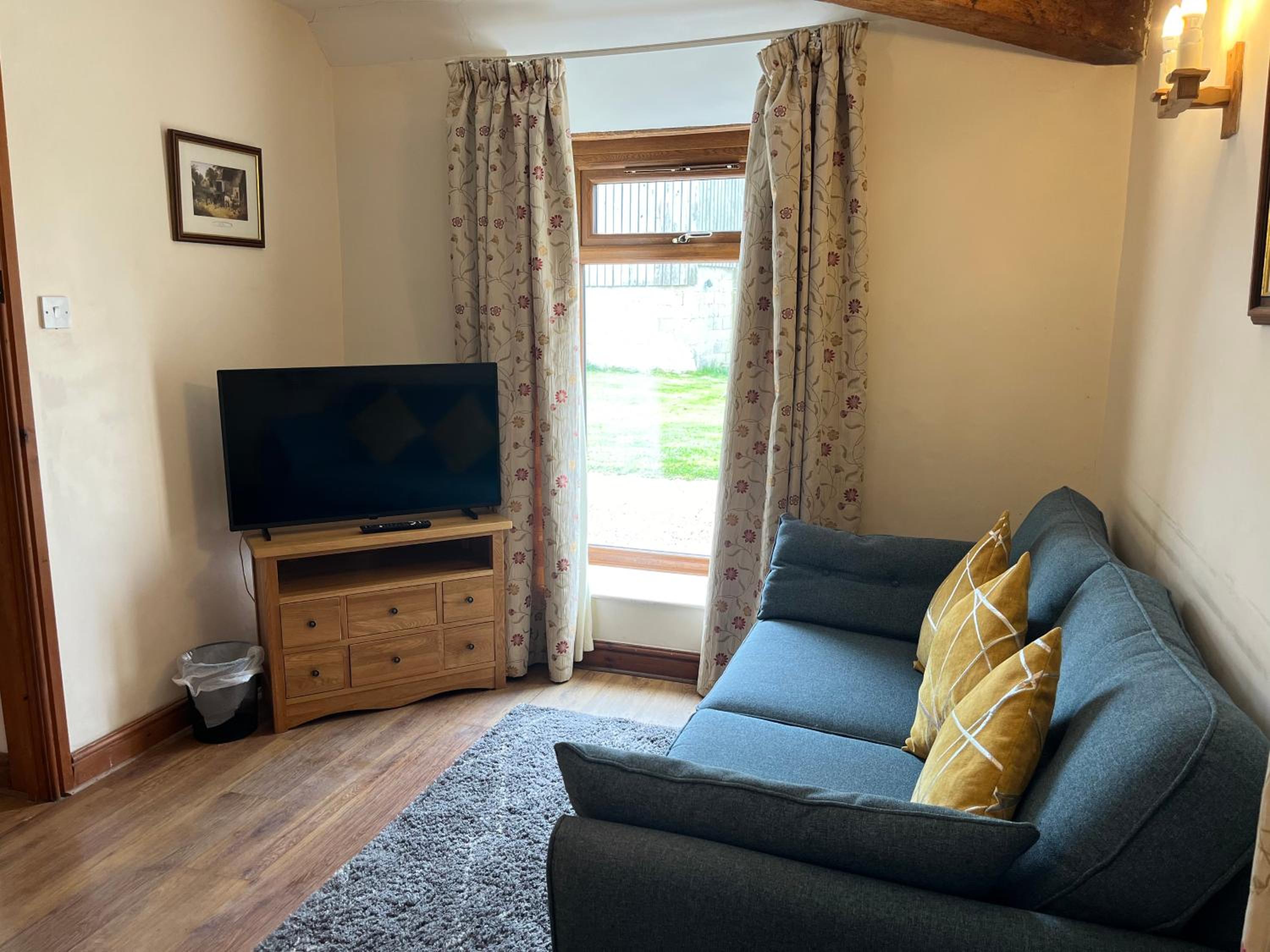 Tupenny Cottage, Old Mill Farm, Cotswold Water Park view 2