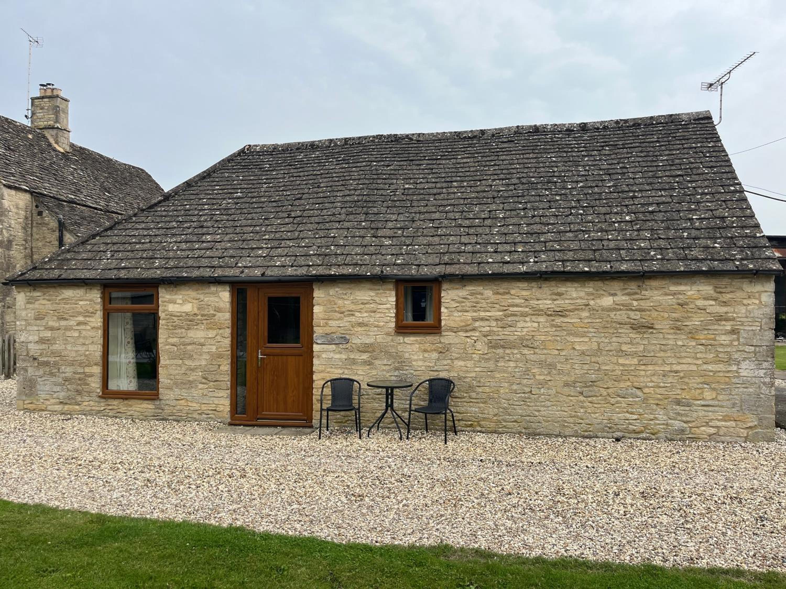 Tupenny Cottage, Old Mill Farm, Cotswold Water Park view 4