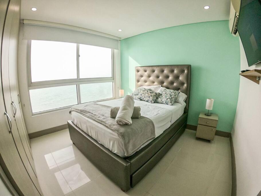 PHENOMENAL 2 Bedroom Suite with oceanview balcony!