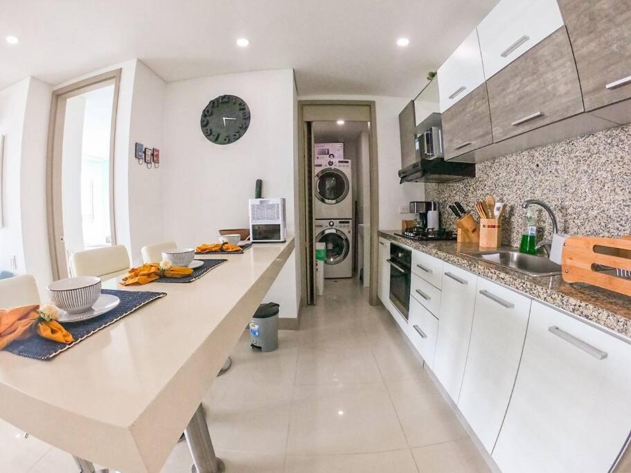 PHENOMENAL 2 Bedroom Suite with oceanview balcony!