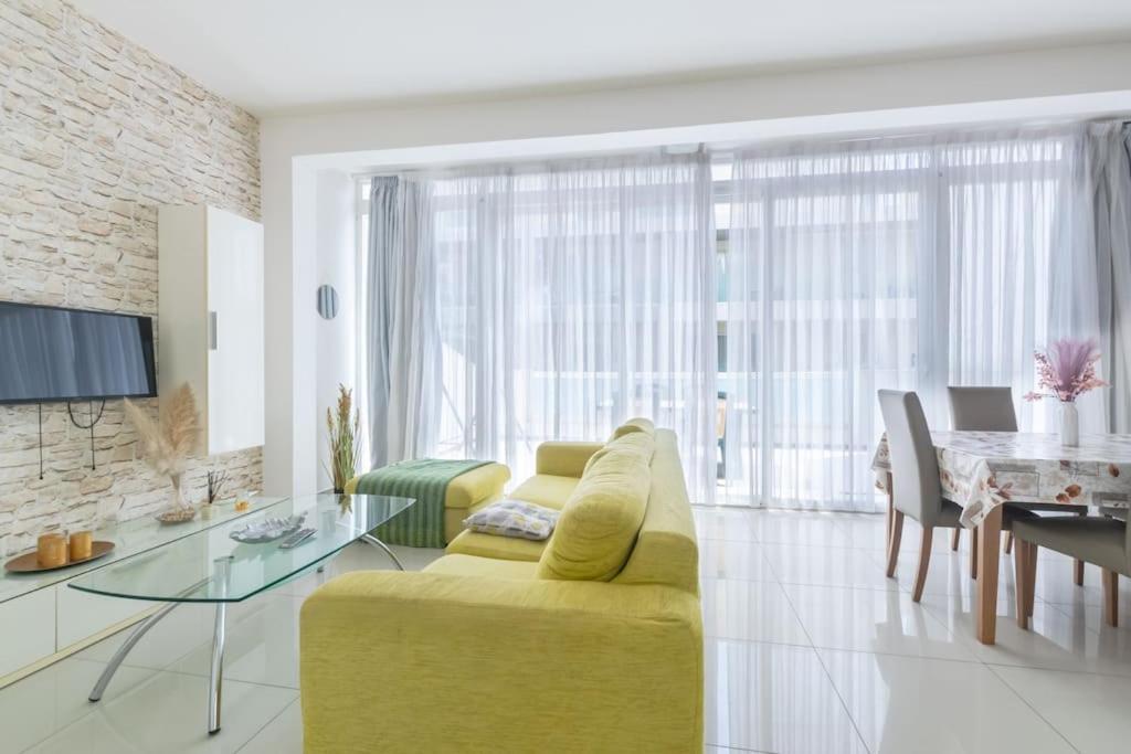 Penthouse with Side Sea View photo 1