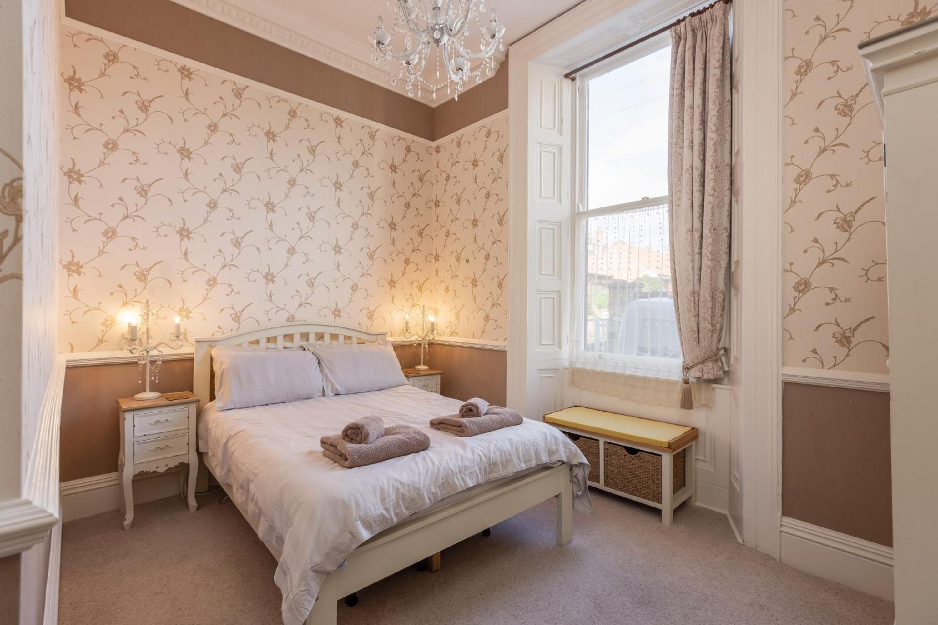 Mariners Hall - Elegant Apartment close to Whitby Town Centre view 3