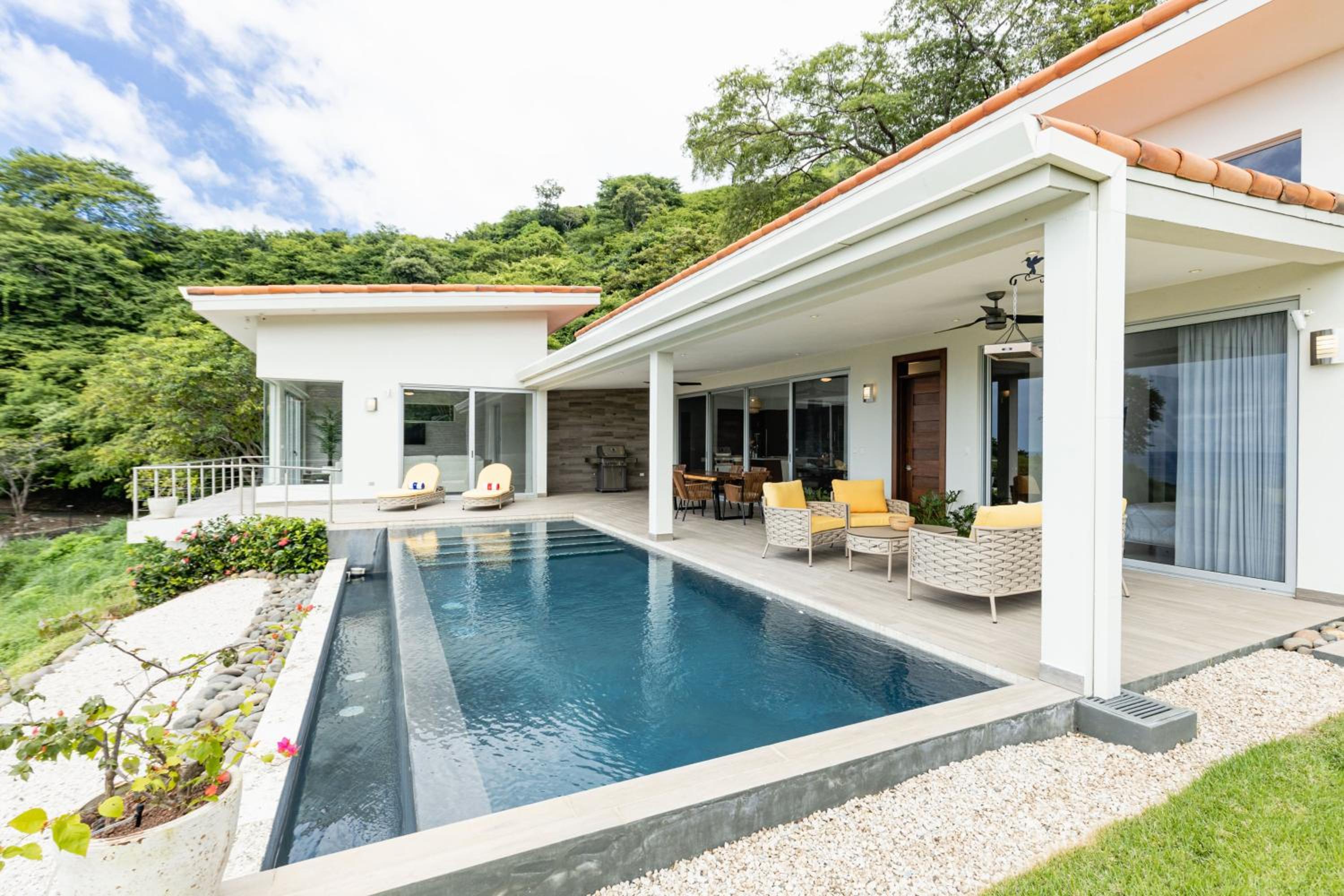 Casa Plumnelly Ocean-view Hillside Villa