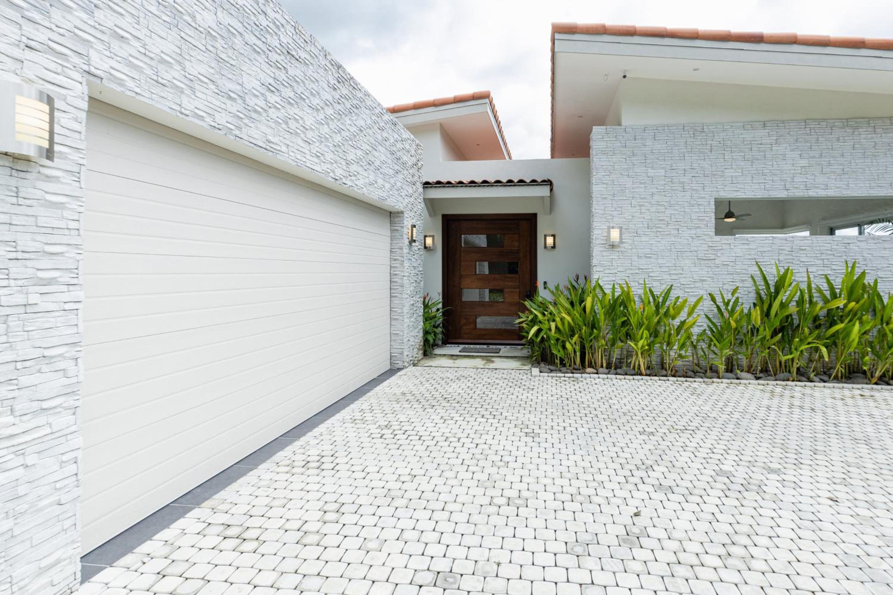 Casa Plumnelly Ocean-view Hillside Villa