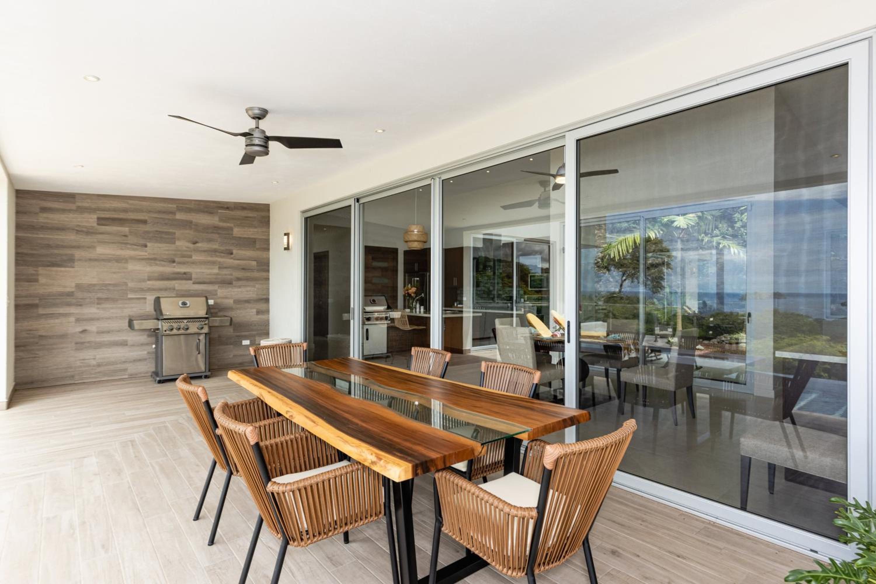 Casa Plumnelly Ocean-view Hillside Villa
