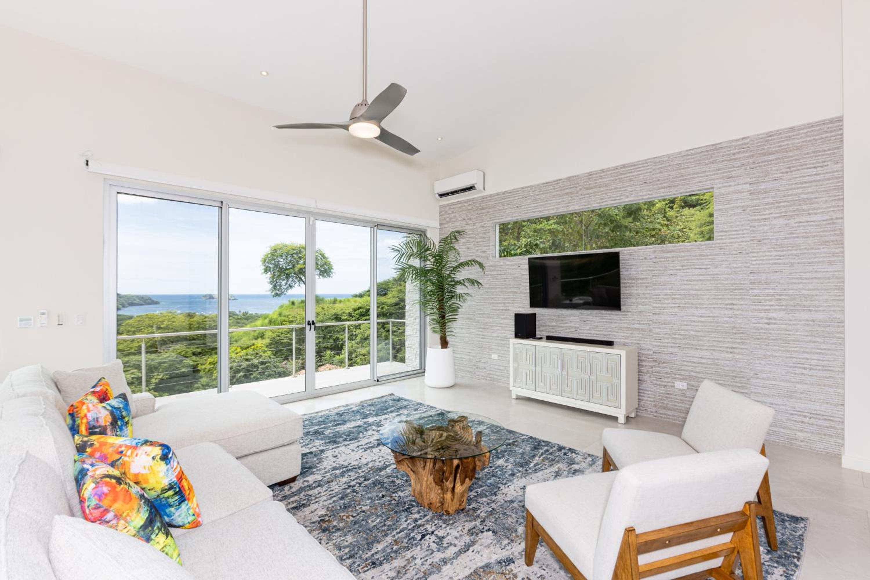 Casa Plumnelly Ocean-view Hillside Villa