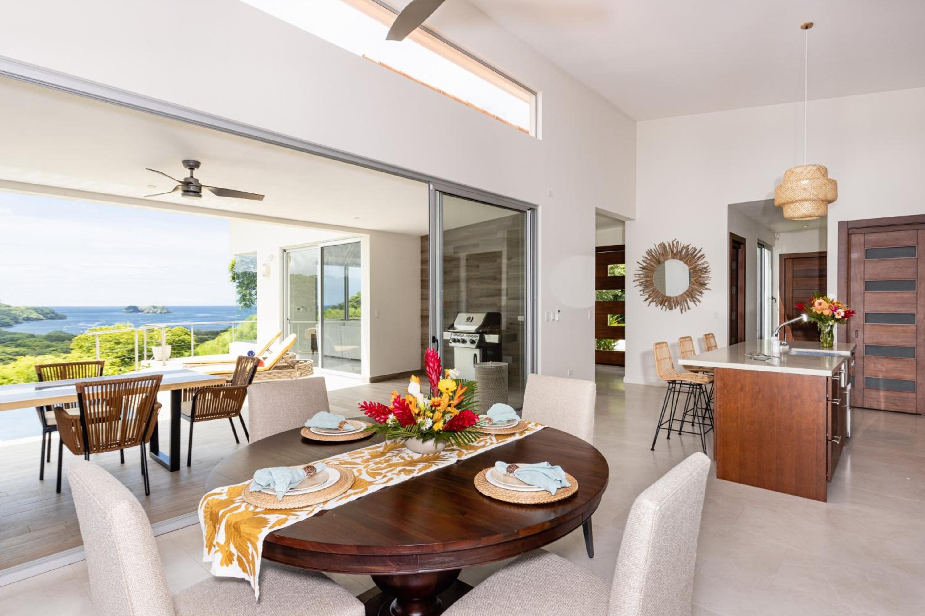 Casa Plumnelly Ocean-view Hillside Villa