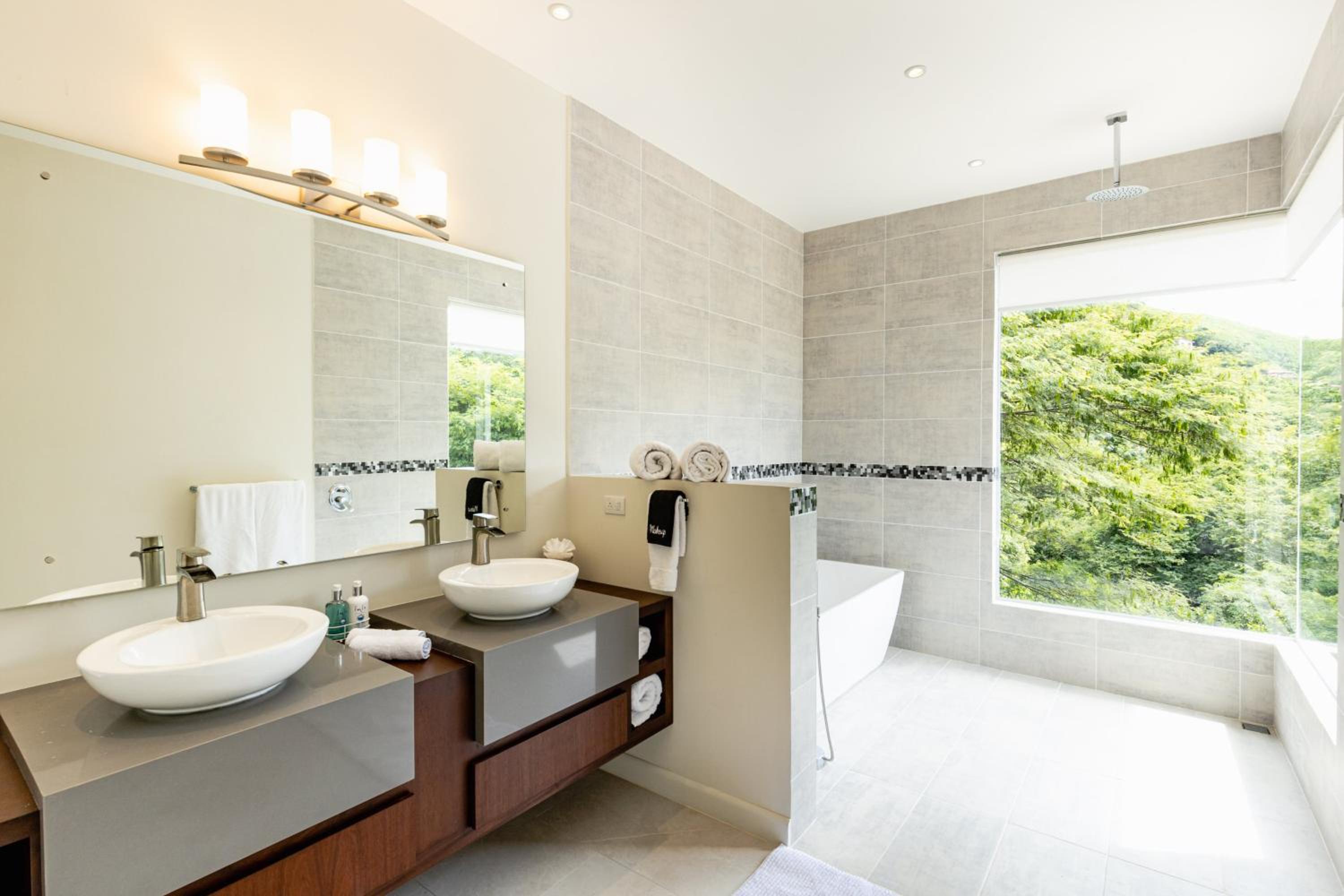 Casa Plumnelly Ocean-view Hillside Villa