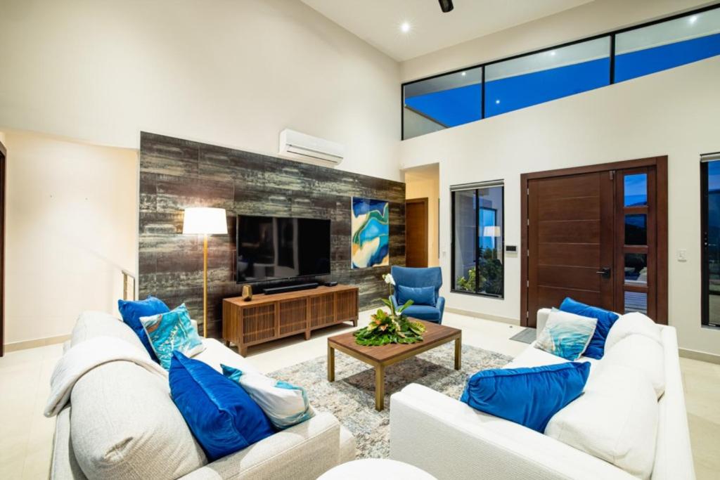 Casa Napoleon New Luxe 4BR Villa w Ocean View