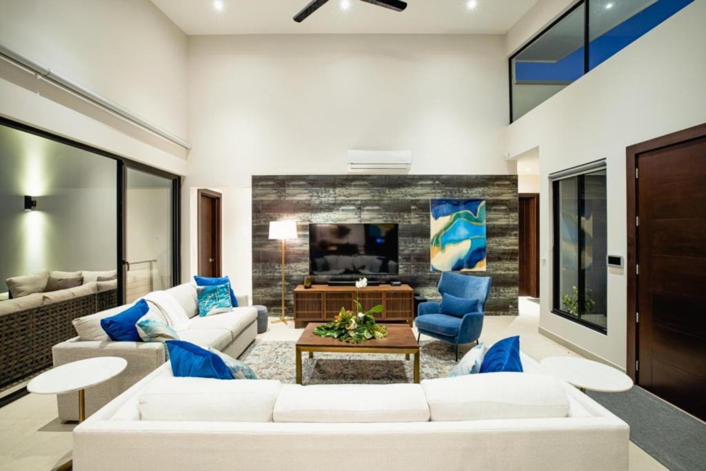 Casa Napoleon New Luxe 4BR Villa w Ocean View