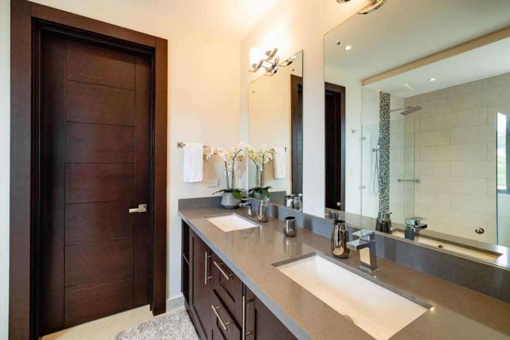 Casa Napoleon New Luxe 4BR Villa w Ocean View
