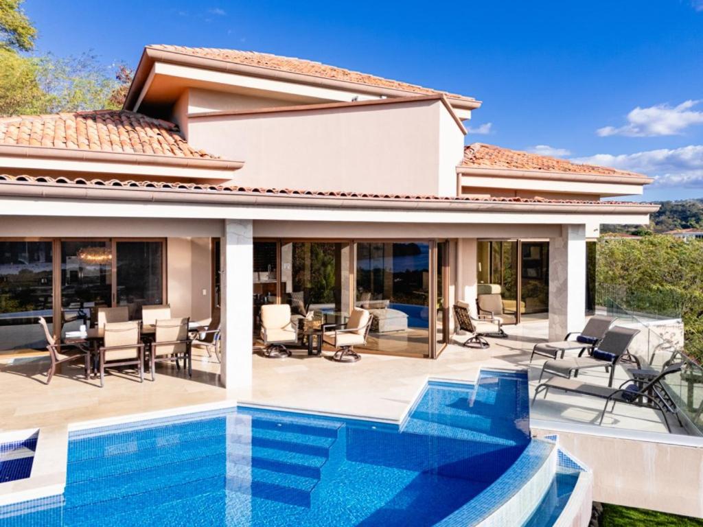 Pacifico 104 Casa Skyfall