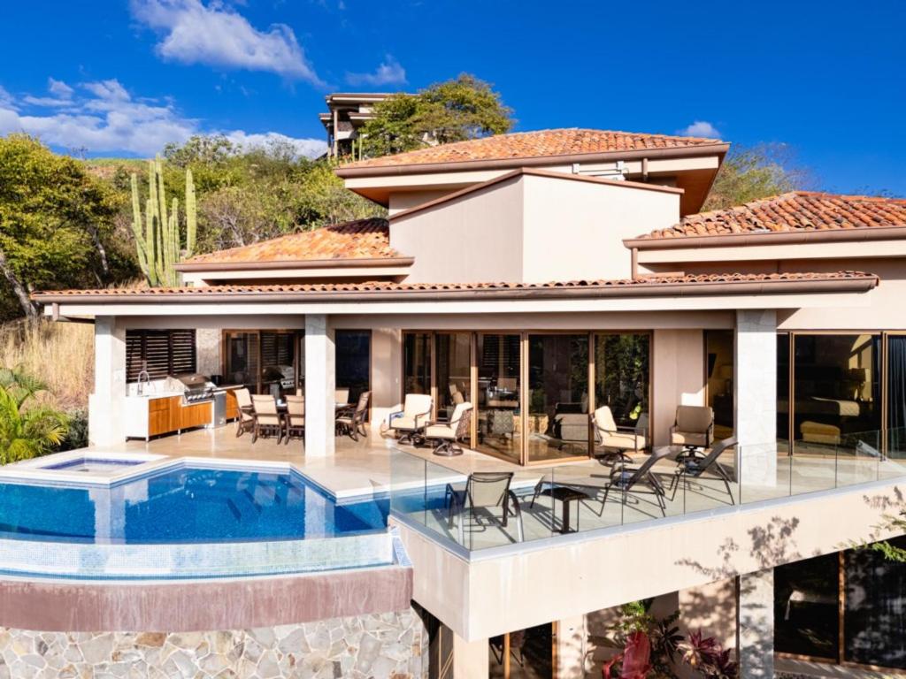 Pacifico 104 Casa Skyfall