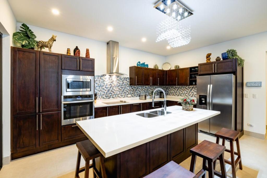 Casa Blanca 3 Master Suites & Pool Walk To Beach