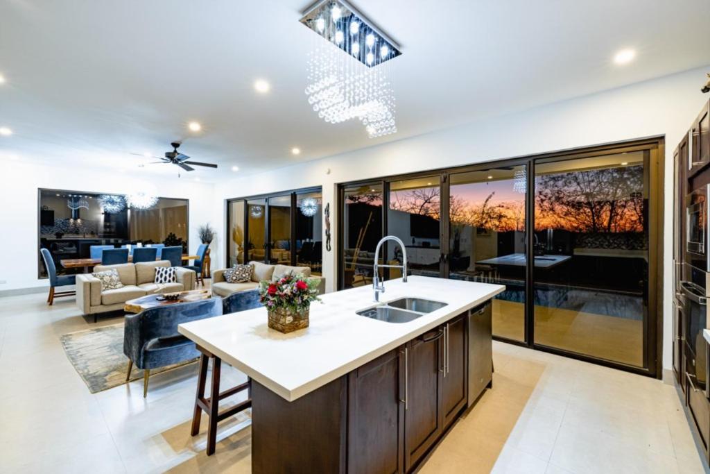 Casa Blanca 3 Master Suites & Pool Walk To Beach
