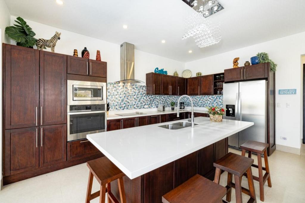 Casa Blanca 3 Master Suites & Pool Walk To Beach