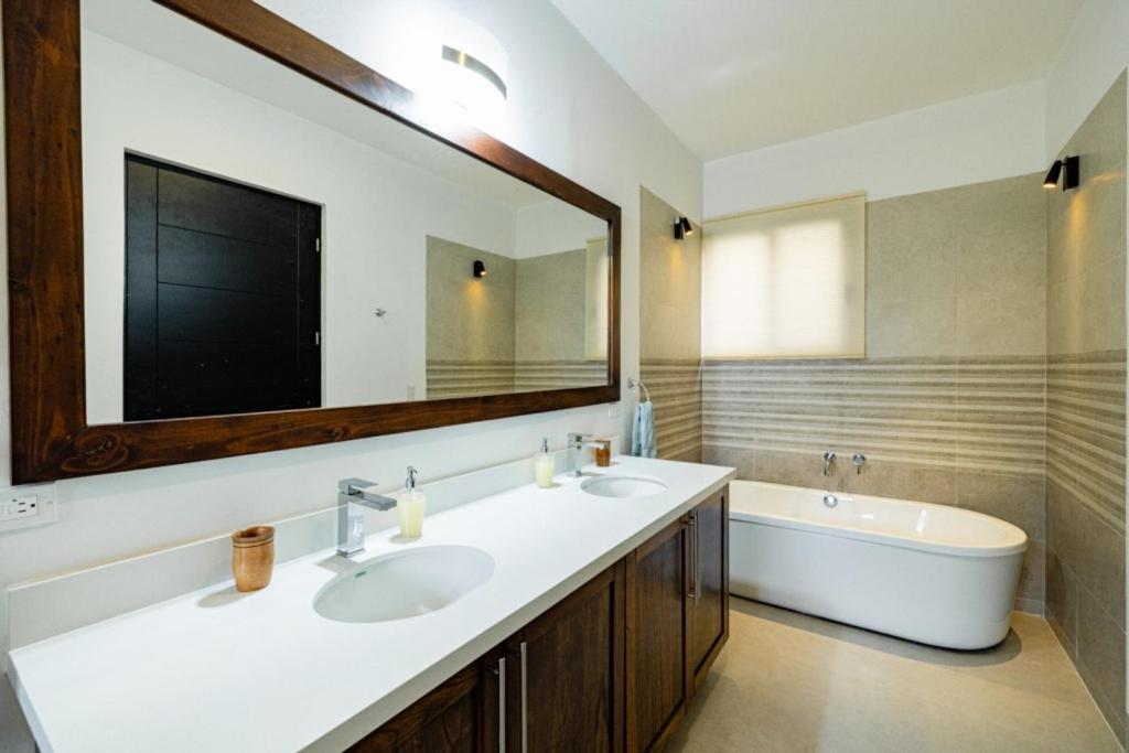 Casa Blanca 3 Master Suites & Pool Walk To Beach