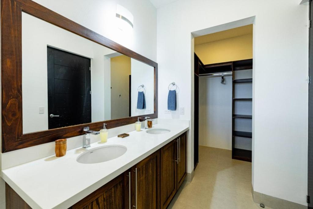 Casa Blanca 3 Master Suites & Pool Walk To Beach
