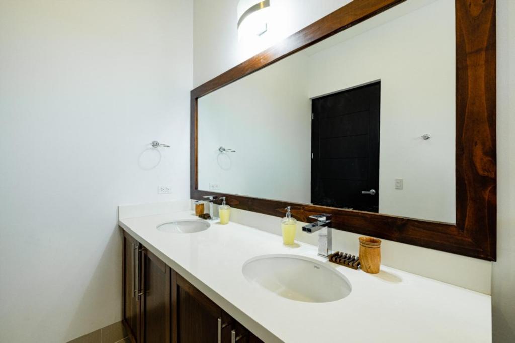 Casa Blanca 3 Master Suites & Pool Walk To Beach