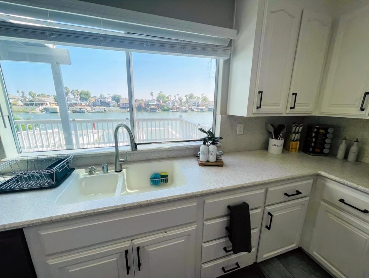 Disco Bay Waterfront Getaway, photo 10