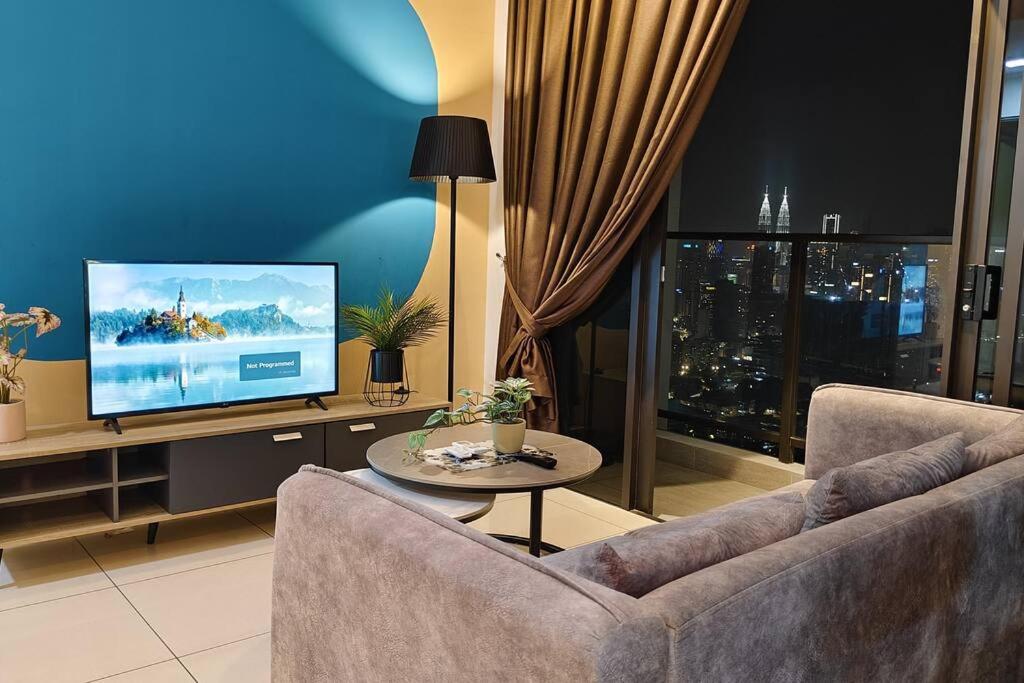 KLCC view 1BR service suite with Balcony Trion B5311 KL