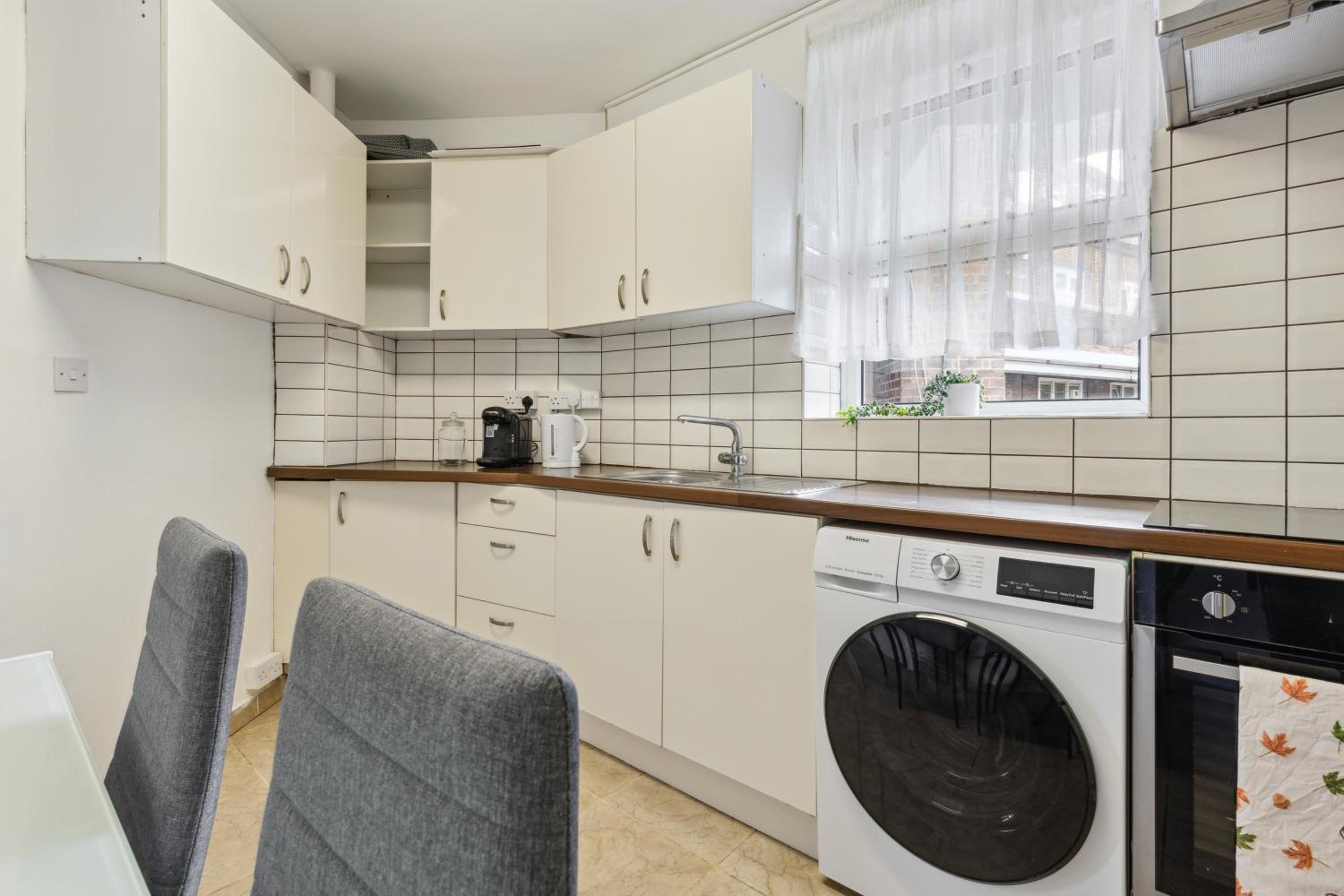Spacious 3 Bedroom Flat in Nine Elms Vauxhall — kitchen