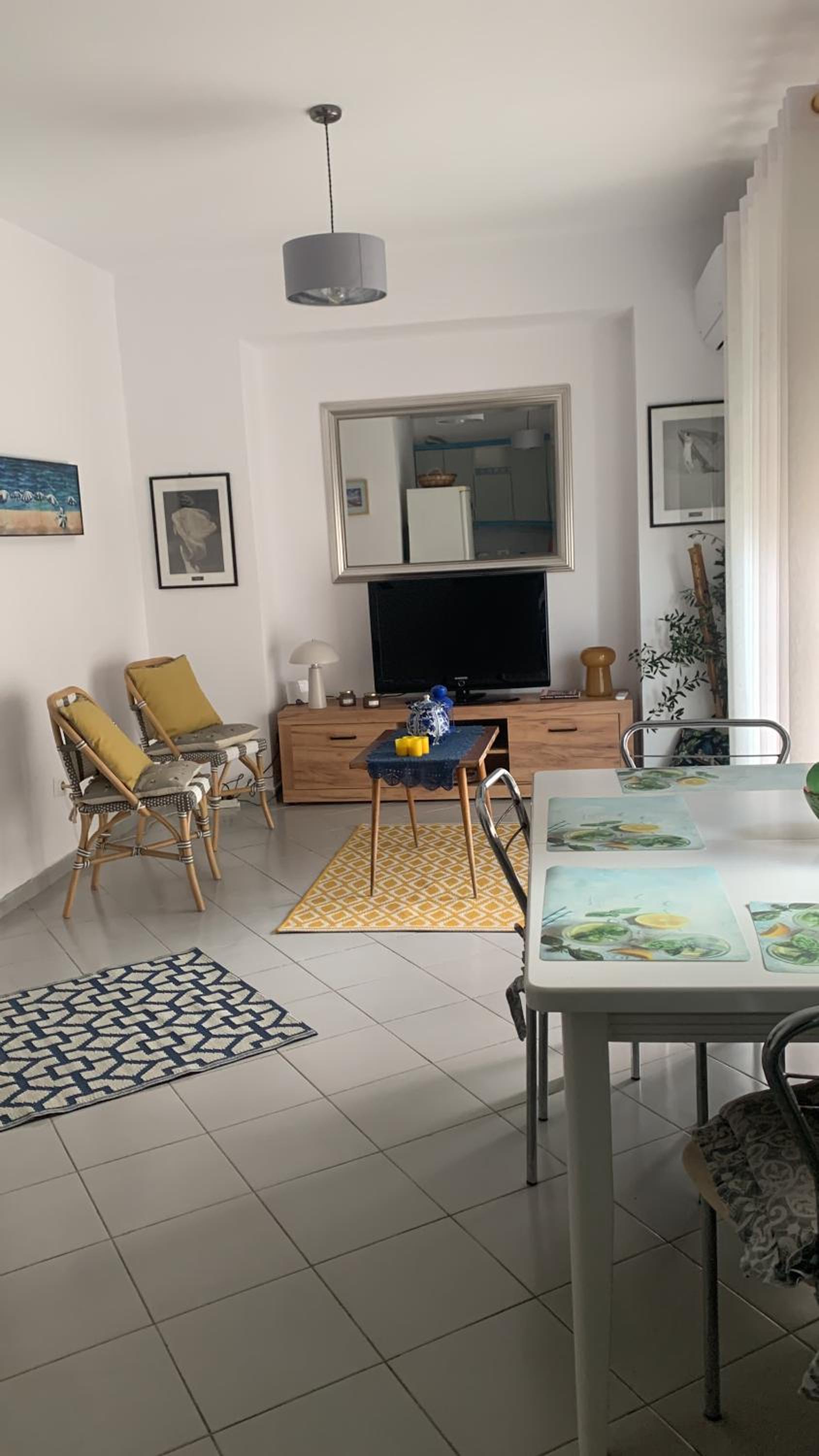 Cozy Anna Apartment ,Near the Sea, Central Location ,Rruga Pavaresia