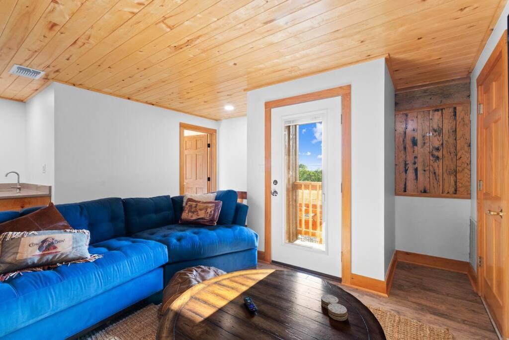 Camp David Retreat - Pool, Pickleball & Views