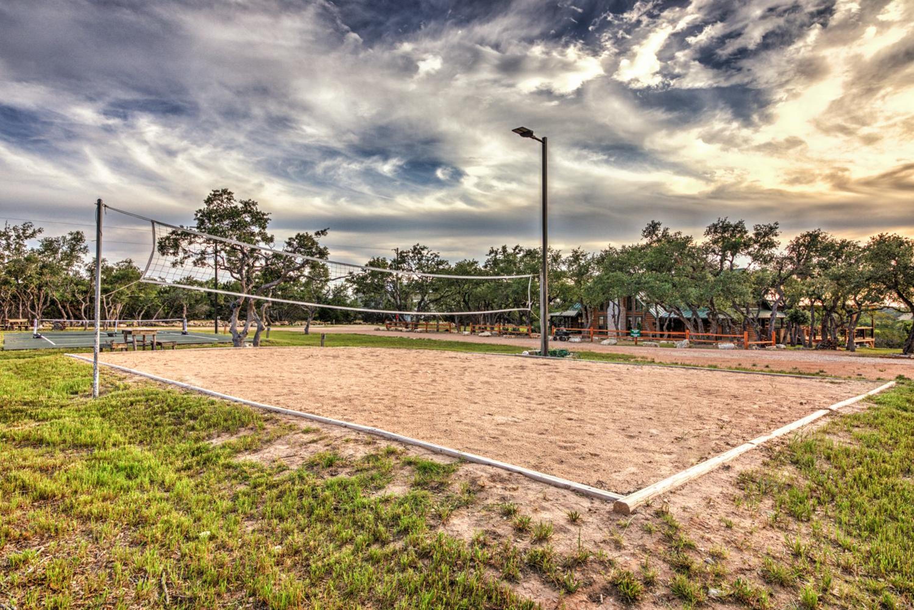 Camp David Retreat - Pool, Pickleball & Views
