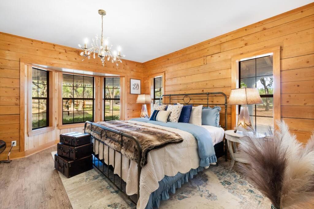Camp David Retreat - Pool, Pickleball & Views